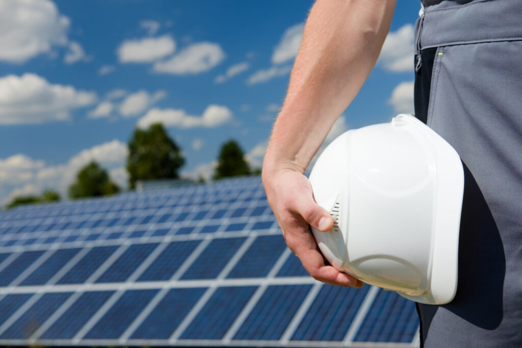 Nuestro equipo está formado por instaladores certificados en energía solar, aerotermia y movilidad eléctrica.