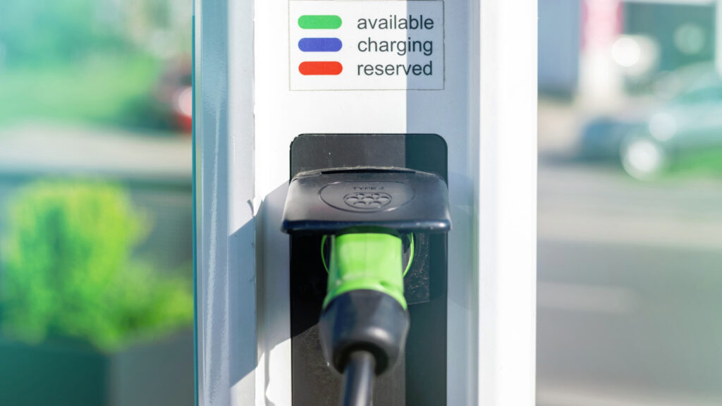 Te ayudamos a instalar cargador wallbox para coche eléctrico en casa, cumpliendo toda la normativa vigente.